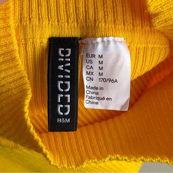 •H&M Divided• Mock Neck Cropped Top - Size Medium - Picture 2 of 7